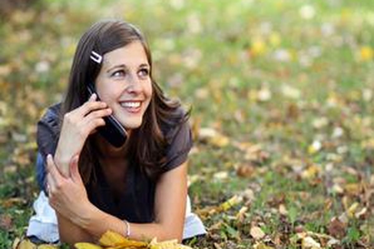 Wanita memilih untuk mengenal seorang pria lebih jauh lewat telepon. 