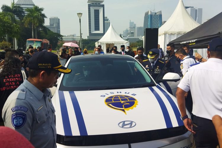 Wakil Gubernur (Wagub) DKI Jakarta Ahmad Riza Patria menjajal mobil listrik yang akan digunakan sebagai kendaraan operasional Dinas Perhubungan DKI Jakarta, di Monas, Jakarta Pusat, Sabtu (17/9/2022).