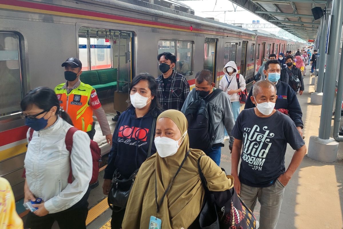 Suasana para penumpang kereta rel listrik di Stasiun Tangerang, Kota Tangerang, Kamis (19/5/2022).