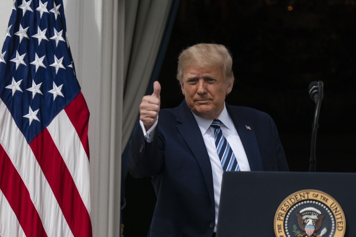 Presiden Amerika Serikat Donald Trump mengacungkan jempol saat beranjak meninggalkan Blue Room Balcony Gedung Putih. Ia menyapa para pendukungnya pada Sabtu (10/10/2020).