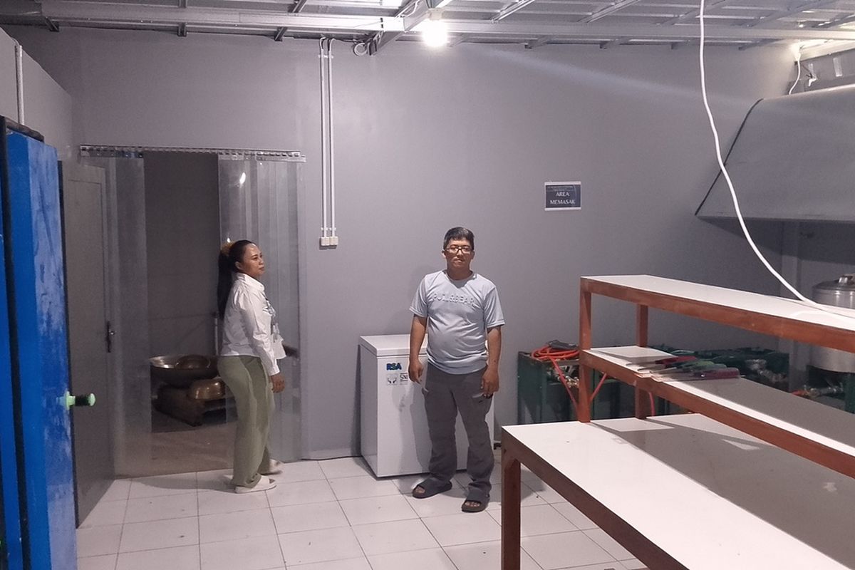 Pelaku UMKM olahan makanan asal Kota Tasikmalaya, Jawa Barat, Moena Rosliana (35) bersama puluhan rekannya mengaku tertipu oleh para oknum Paguyuban Jakwir yang mencatut nama Presiden Prabowo Subianto dan Mayor Teddy supaya bisa jadi suplier MBG asal menyetor uang, Kamis (30/1/2025).