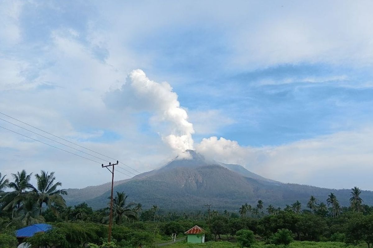 Gunung Lewotobi Alami 30 Kali Gempa Embusan dalam 12 Jam