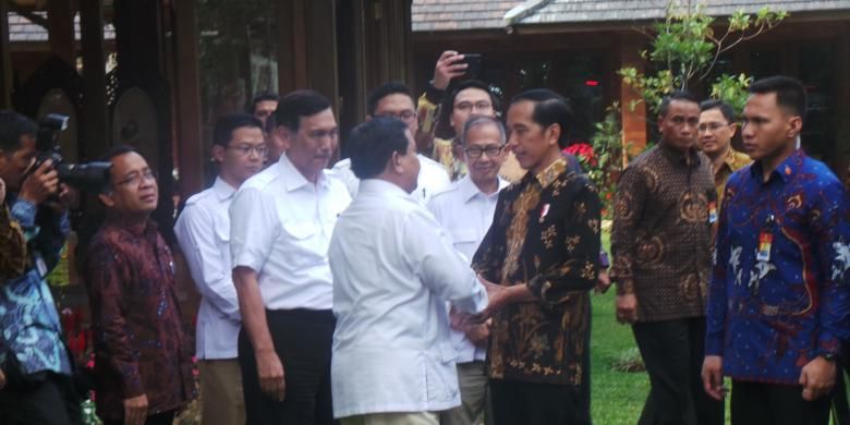 Presiden Joko Widodo dan Ketua Umum Partai Gerindra Prabowo Subianto setelah mengakhiri pertemuan di kediaman Prabowo di Hambalang, Bogor, Jawa Barat, Senin (31/10/2016).