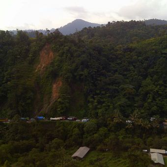 Truk, bus, dan kendaraan lainnya, Minggu (17/10), mengular hingga di kawasan Panorama 1 Sitinjau Laut, Kampung Lubuk Peraku, Kelurahan Indarung, Kecamatan Lubuk Kilangan, Kota Padang, yang berjarak sekitar 15 kilometer dari pusat Kota Padang. Sebuah truk pengangkut batu bara 
mogok di tempat itu. 