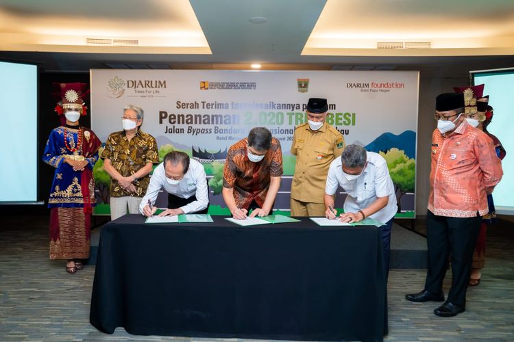 Acara serimonial penyerahan album dokumentasi penanaman 2020 pohon Trembesi di Jalan Bypass Padang, Sumatera Barat. Penyerahan dilakuakn dari Bakti Lingkungan Djarum Foundation (BLDF) kepada Balai Besar Pelaksana Jalan Nasional (BBPJN) III Padang, Direktorat Jenderal Bina Marga, Kementerian Pekerjaan Umum dan Perumahan Rakyat (PUPR) pada Selasa (7/2/2022). 
