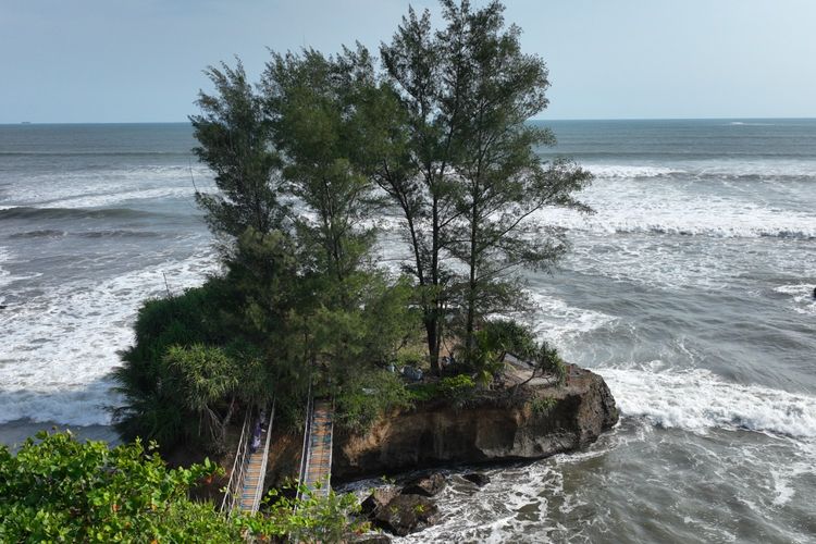 Ilustrasi Pantai Sungai Suci di Bengkulu.