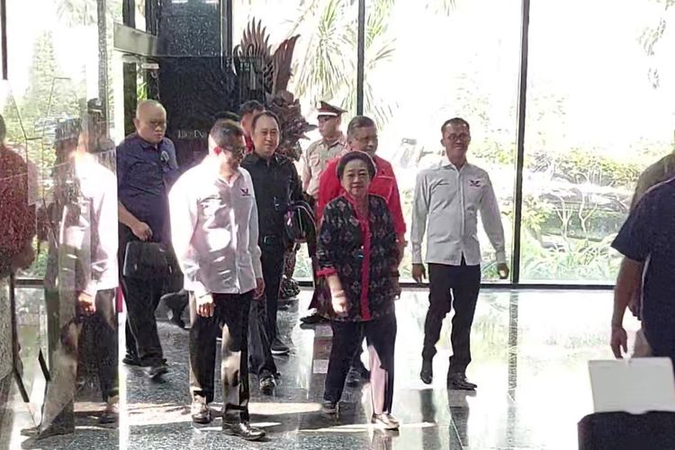 Ketua Umum PDI-P Megawati Soekarnoputri dan jajaran DPP PDI-P tiba di Gedung MNC, Kawasan Jakarta Pusat, Rabu (13/9/2023) didampingi Ketum Perindo Hary Tanoesoedibjo yang juga salah satu parpol pengusung Ganjar Pranowo.