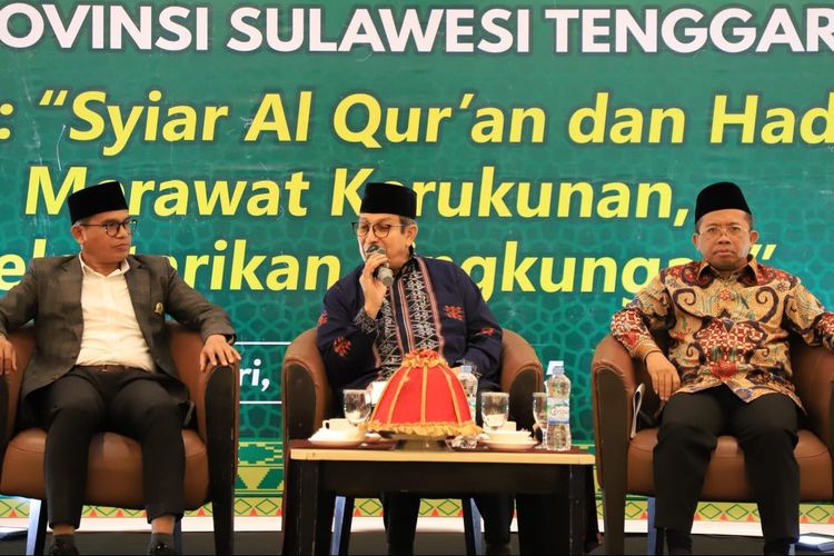Menteri Agama periode 2001?2004, Said Agil Husin Al Munawar (tengah) saat menjadi pembicara dalam Seminar Syiar Qur?an dan Hadis: Merawat Kerukunan, Melestarikan Lingkungan yang digelar di Kendari, Jumat (17/10/2025).