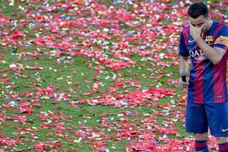 Xavi Hernandez menangis saat memberikan kata-kata perpisahan kepada publik Camp Nou, Sabtu (23/5/2015). 