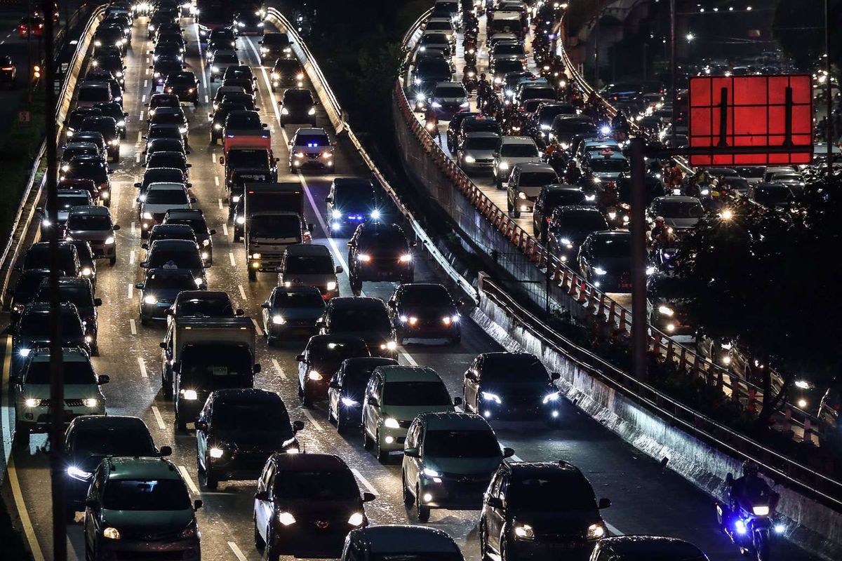 Suasana kendaraan terjebak macet di Jl. Gatot Subroto dan Tol Cawang-Grogol di Jakarta Selatan, Senin (8/6/2020). Pada hari pertama  orang masuk kantoran dan penerapan Pembatasan Sosial Berskala Besar (PSBB) transisi, lalu lintas di sejumlah jalan di DKI Jakarta terpantau padat hingga terjadi kemacetan.