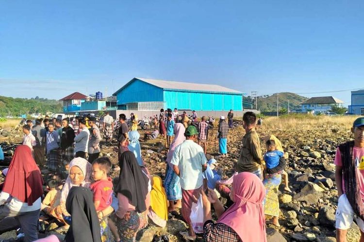 Suasana penemuan mayat laki-laki di pantai Awang Lombok Tengah, Minggu (30/4/2023)