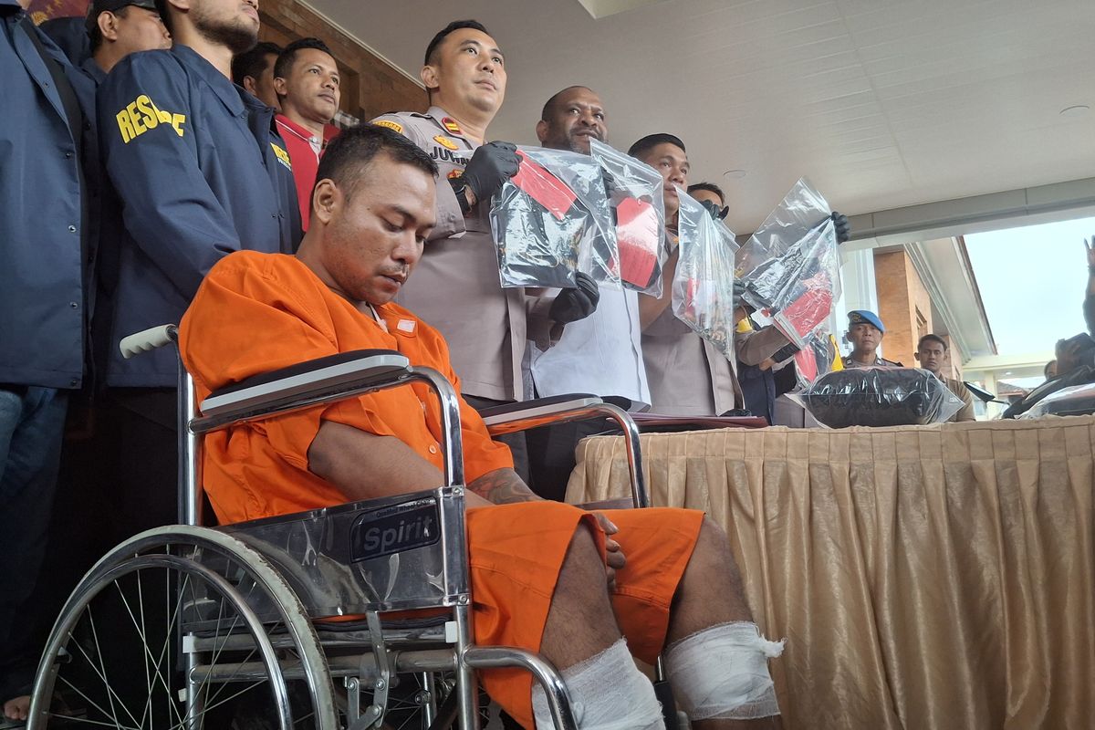 BP alias Mas Pras, (33), pelaku pembunuhan terhadap pemuda berinisial KP (31), duduk di kursi roda saat dihadirkan dalam konferensi  pers di Polresta Denpasar,  pada Senin (17/2/20225). KOMPAS.COM/ Yohanes Valdi Seriang Ginta