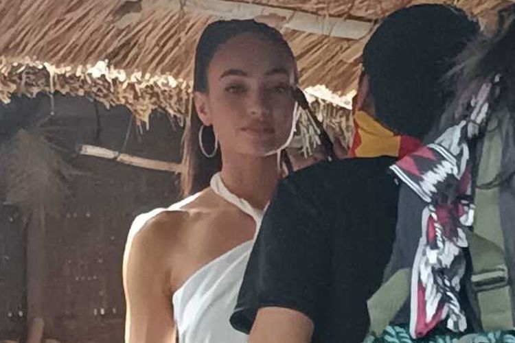 Miss Universe 2022 R'Bonney saat mengunjungi Desa Adat Sade Lombok Tengah
