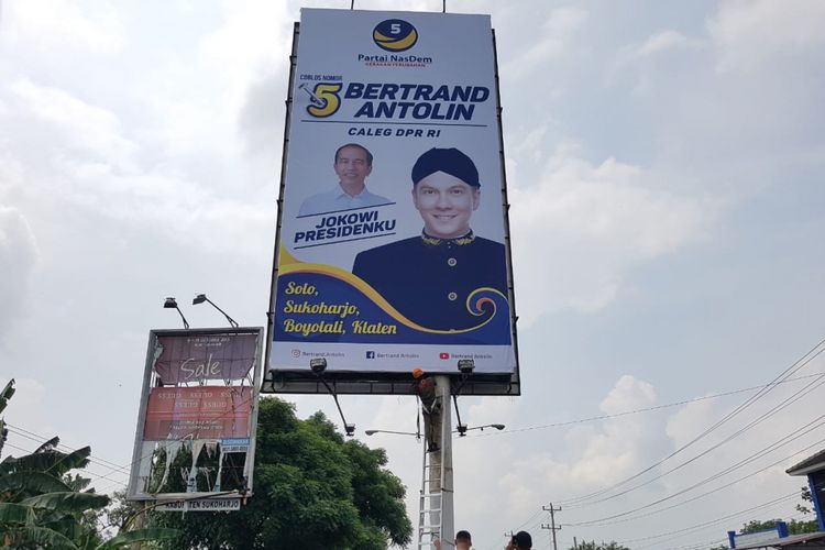 Aparat Satuan Polisi Pamong Praja Kabupaten Sukoharjo menurunkan baliho kampanye milik artis Bertrand Antolin lantaran pemasangannya melanggar peraturan bupati. 