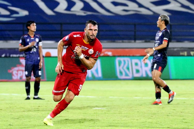 Pemain Persija Jakarta Marko Simic seusai mencetak gol ke gawang Arema FC pada pertandingan pekan 23 Liga 1 2021-2022 yang berakhir dengan skor 1-1 di Stadion Kapten I Wayan Dipta Gianyar, Sabtu (5/2/2022) malam.