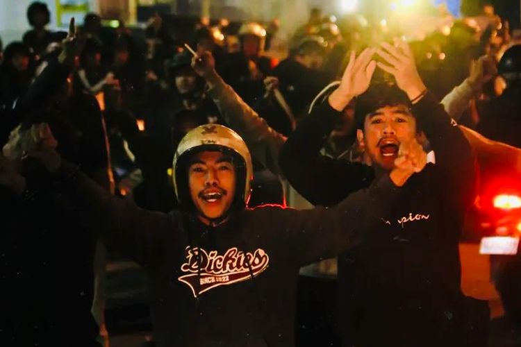 Suporter Persik Kediri menyambut pemain dan official tim usai menjalani laga pekan ke-32 Liga 1 2024-2025 melawan Arema FC yang berakhir dengan skor 3-0 di Stadion Kanjuruhan Kepanjen, Kabupaten Malang, Senin (12/5/2025) malam.