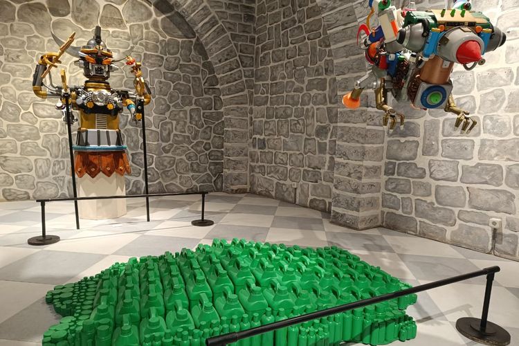 Salah satu karya seniman dalam kegiatan Bandung Art Month (BAM) yang bertema Angkat di Grey Galeri, Braga, Bandung. 