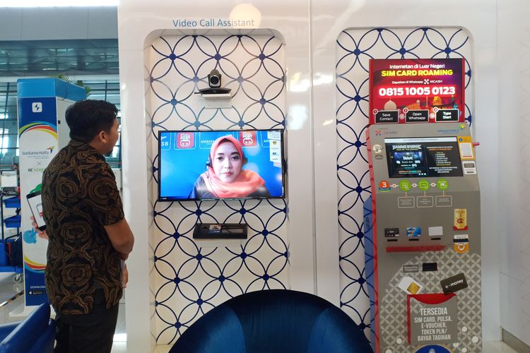 Fasilitas customer service via panggilan video call yang ada di digital lounge Terminal 3 Bandara Soekarno-Hatta