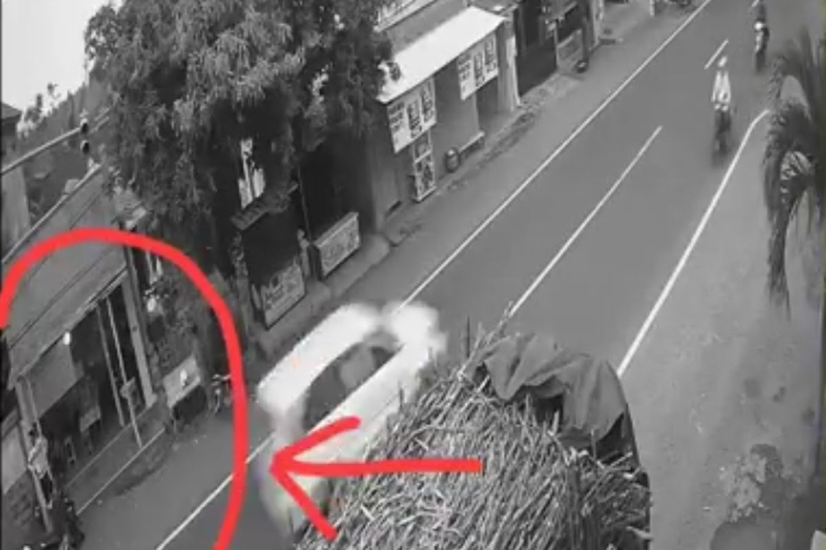 Foto: Screenshot video diduga aksi kekerasan yang dilakukan oknum polisi di Situbondo kepada warga yang hendak balap liar.