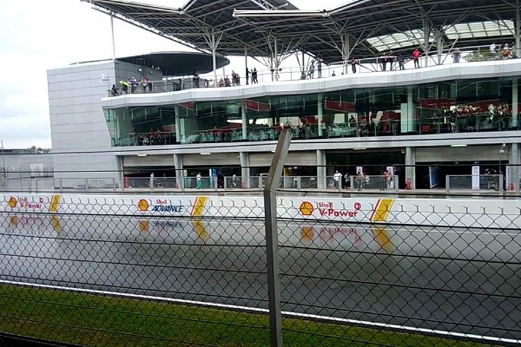 Kondisi lintasan di Sepang, Malaysia sesaat setelah turun hujan sebelum balapan kelas MotoGP di mulai pada Minggu(29/10/2017