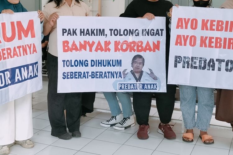 Potret spanduk protessaat Sidang Putusan kasus Donny Susanto mencabuli murid Taekwondo di PN Solo, pada Rabu 13/9/2023).
