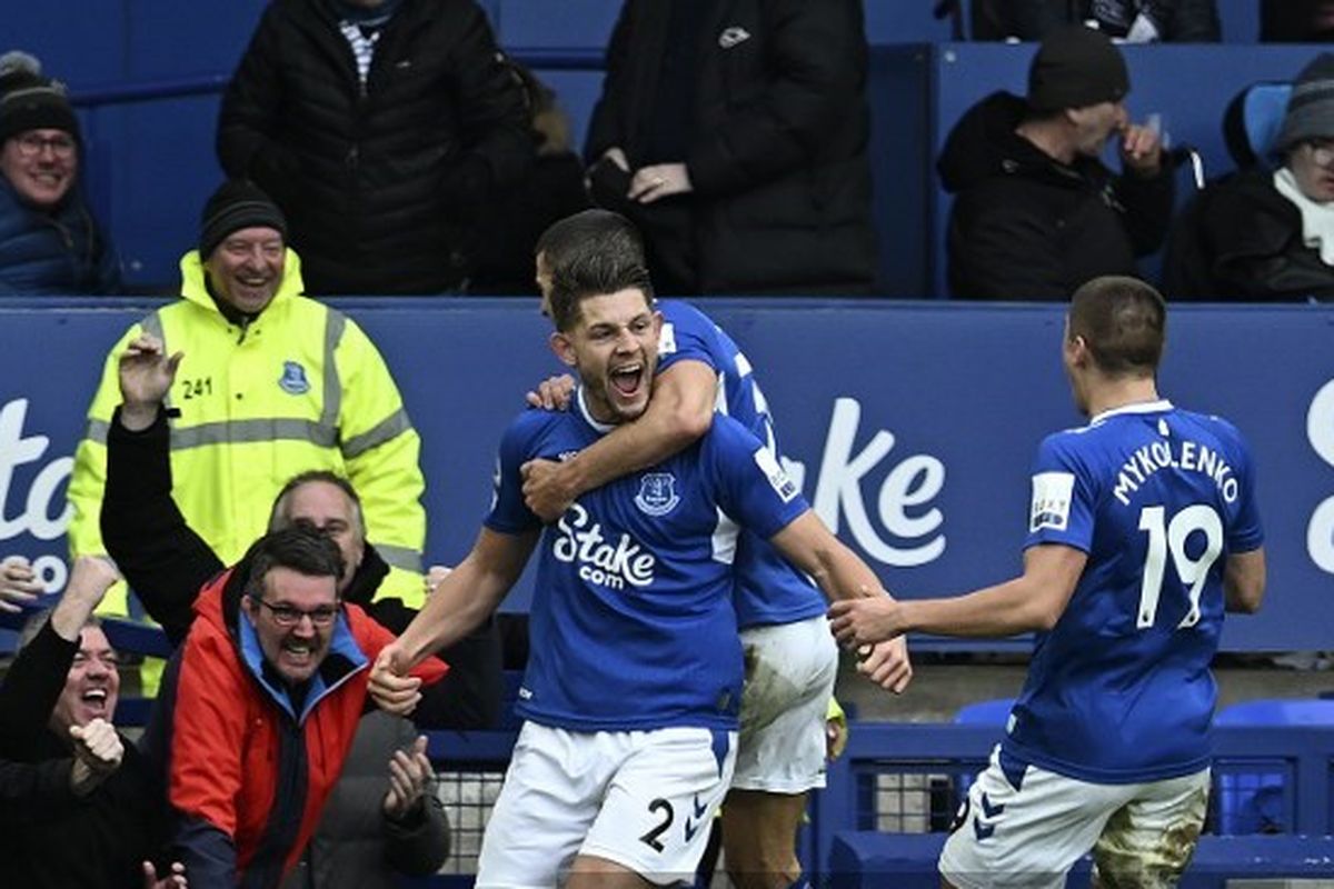 Bek Everton, James Tarkowski, merayakan golnya ke gawang Arsenal di Goodison Park, Sabtu (4/2/2023) malam WIB.