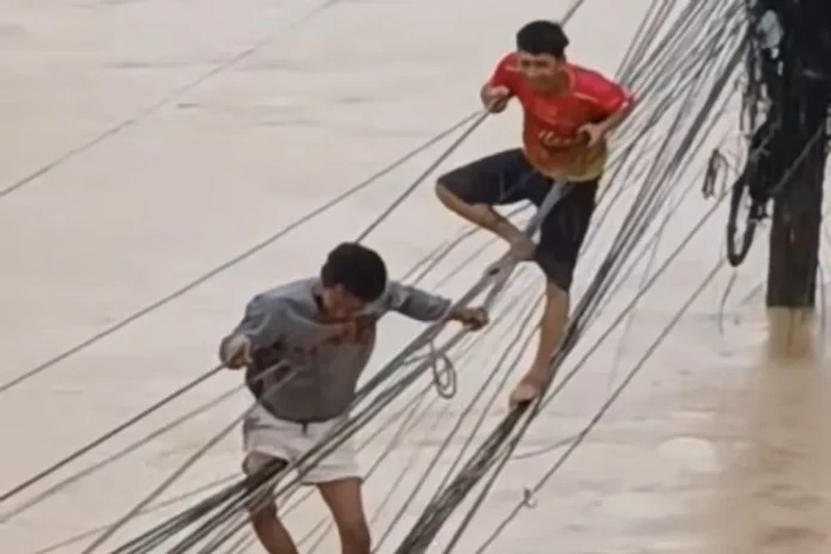 Viral Warga Thailand Meniti Kabel Listrik di Atas Banjir Bandang