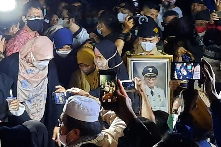 Warga memadati area pemakaman Wali Kota Bandung Oded Muhammad Danial secara khidmay yang dikuburkan di komplek pemakaman keluarga Jalan Lengkong atau Letkol Komir Kartaman Kota Tasikmalaya, Jumat (10/12/2021) malam.