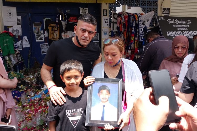 Mantan pemain Arema FC Cristian Gonzales bersama istrinya melakukan ziarah dan memberikan penghormatan kepada Aremania yang menjadi korban Tragedi Kanjuruhan di gate 13 Stadion Kanjuruhan Kepanjen, Kabupaten Malang, Minggu (23/10/2022) siang.