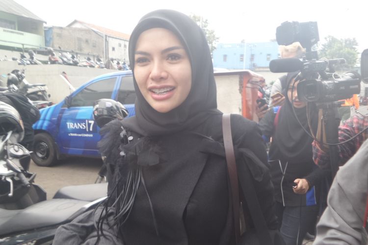 Nikita Mirzani berpose di halaman Gedung Trans, Mampang Prapatan, Jakarta Selatan, Selasa (7/8/2018).