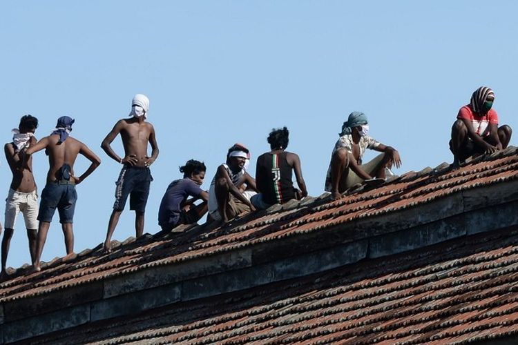 Narapidana menggelar protes di atap penjara Welikada di ibu kota Sri Lanka, Kolombo 18 November 2020 untuk menuntut pembebasan lebih awal dari tahanan untuk menghindari tertular virus corona Covid-19.
