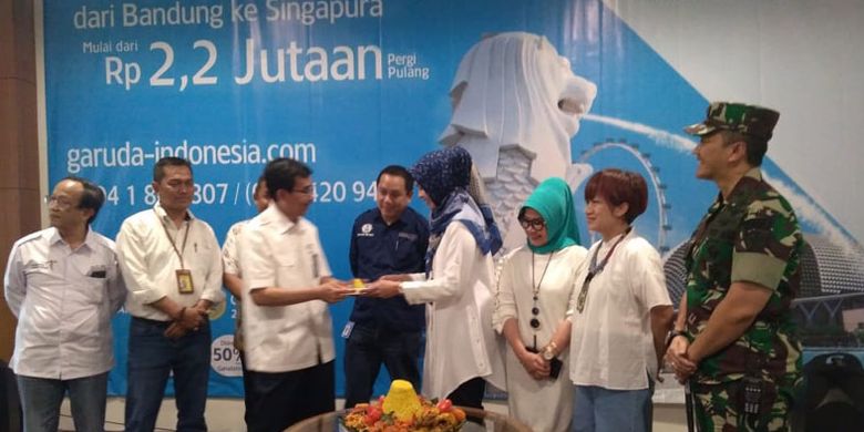 Penerbangan perdana Garuda Indonesia rute Bandung-Singapura (pp) di Bandara Husein Sastranegara, Bandung, Senin (3/12/2018). Penerbangan dilakukan 4 kali dalam sepekan yakni Senin, Rabu, Jumat, dan Minggu. 