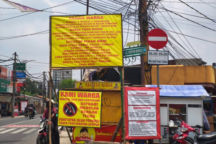 Spanduk penolakan warga Muncul terkait penutupan jalan oleh BRIN terpampang di sepanjang Jalan Puspitek, Setu, Tangerang Selatan.