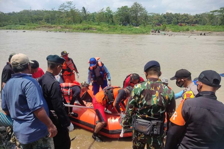 Korban hilang di aliran Sungai Progo ditemukan di perairan  Padukuhan Kamijoro, Kalurahan Sendangsari, Kapanewon  Pajangan, Kabuoaten Bantul. Tim medis memeriksa dari  Puskesmas Lendah II memeriksa jenazah sebelum dipulangkan  dan diserahkan kepada keluarga untuk dilakukan pemulasaraan jenazah.