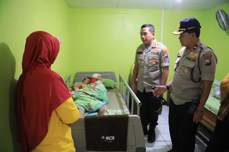 Kapolresta Malang Kota, Kombes Pol Leonardus Simarmata saat melihat kondisi siswa korban perundungan di Rumah Sakit Umum Lavalette Kota Malang, Jumat (31/1/2020).