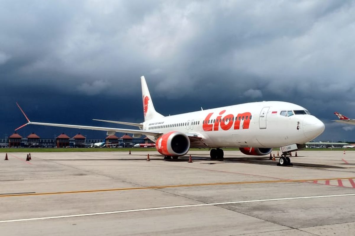  Pesawat Jenis B 737-8 MAX Milik Lion Air Diparkir di Bandara Ngurah Rai