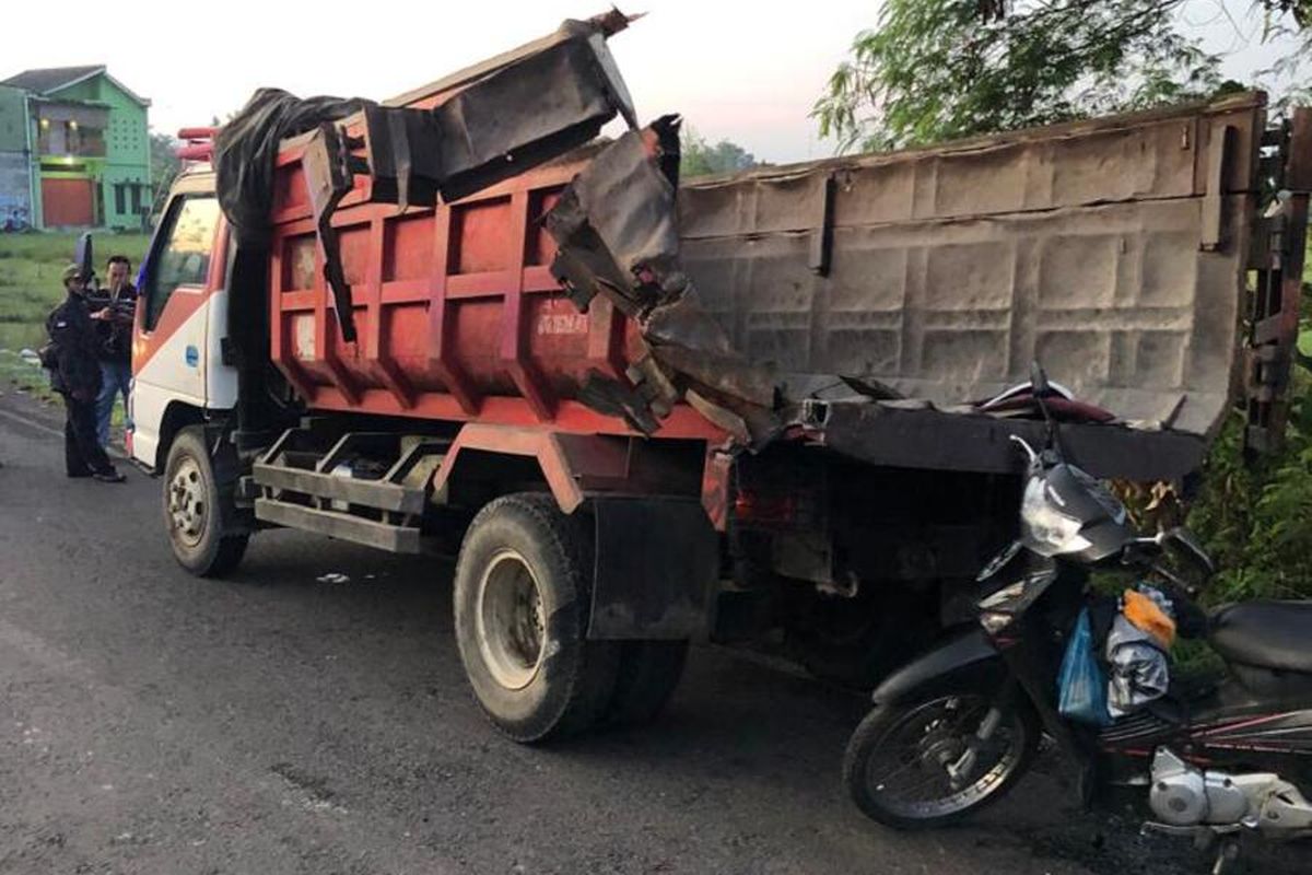 Kondisi truk mengalami kerusakan dibagian belakang setelah tersambar kereta api di perlintasan rel kereta 727, Patukan, Ambarketawang, Kapanewon Gamping, Kabupaten Sleman, Daerah Istimewa Yogyakarta (DIY) pada Senin (9/05/2022) pagi. Peristiwa ini terjadi setelah pengemudi truk memaksakan melintas meski sirine tanda kereta api akan melintas sudah berbunyi. (Foto Dokumentasi Polsek Gamping).