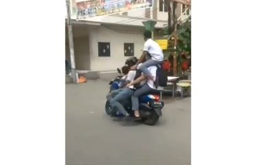 Tangkapan layar dari sebuah video yang memperlihatkan lima orang anak Sekolah Menengah Atas (SMA) berboncengan dalam satu sepeda motor viral di media sosial Instagram, Jumat (21/2/2020).