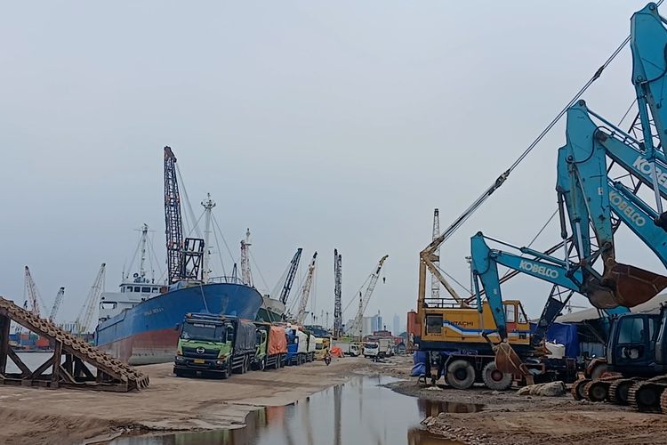 Aktivitas perniagaan di Pelabuhan Sunda Kelapa