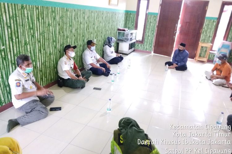 Sebuah yayasan pendidikan anak usia dini (PAUD) di Kelurahan Cipayung, Jakarta Timur, ditutup sementara karena melaksanakan pembelajaran tatap muka saat PPKM Level 4 berlaku.