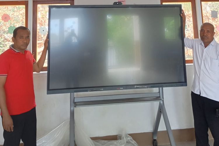 Tak Ada Listrik, Smart TV Bantuan di SD Sikka Hanya Dipakai Sebulan Sekali