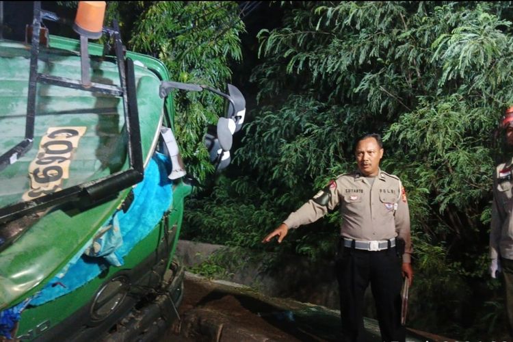Sebuah truk bernomor polisi B 9851 UIZ mengalami kecelakaan tunggal dan menewaskan sopir truk berinisial P (26) di Cilincing, Jakarta Utara, Kamis (15/2/2024) pukul 18.30 WIB. 