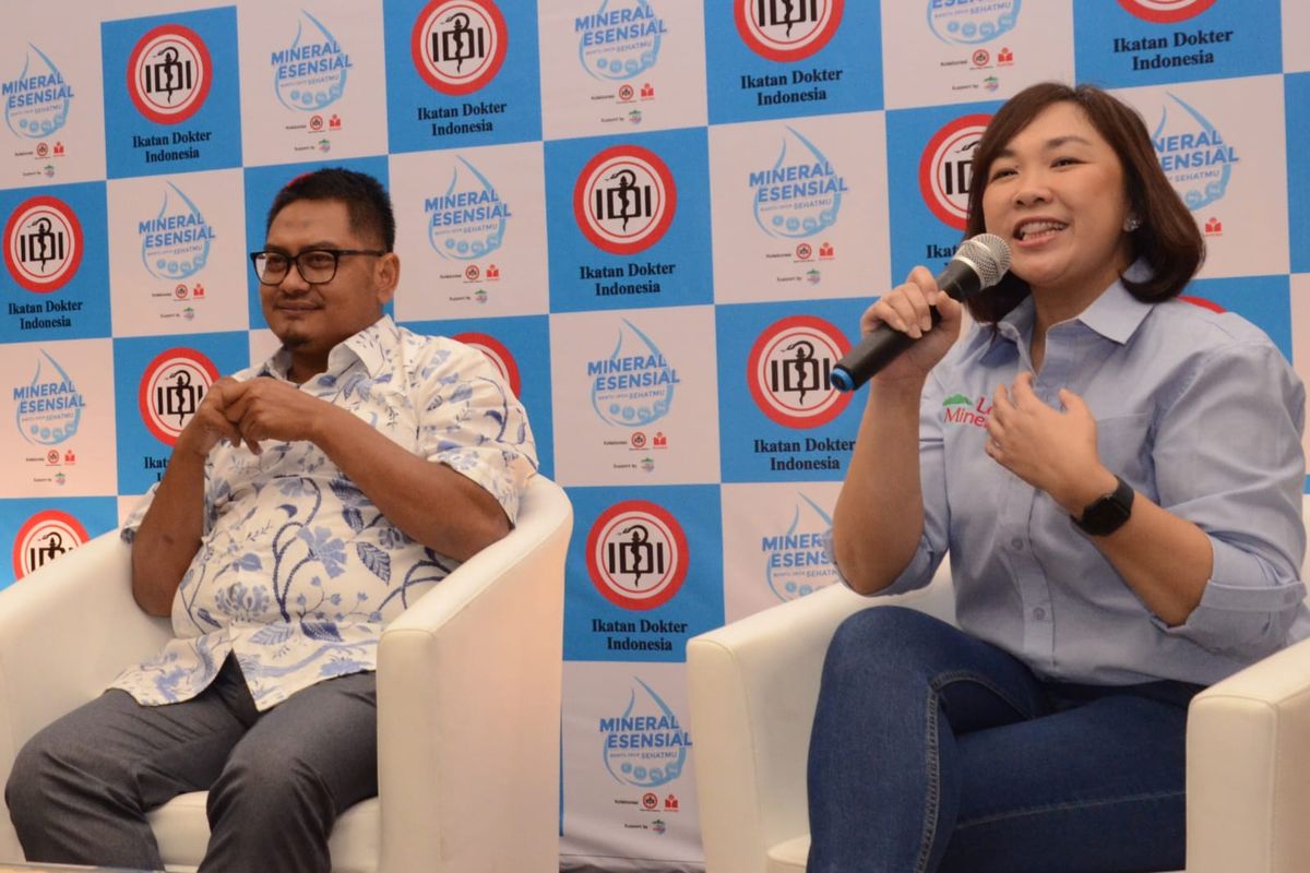 Sekretaris Jenderal Pengurus Besar IDI dr Ulul Albab, SpOG (kiri) dan Head of Public Relations and Digital Le Minerale Yuna Eka Kristina (kanan) dalam simposium ?Beyond Hydration to Existential Health and Vitality. 