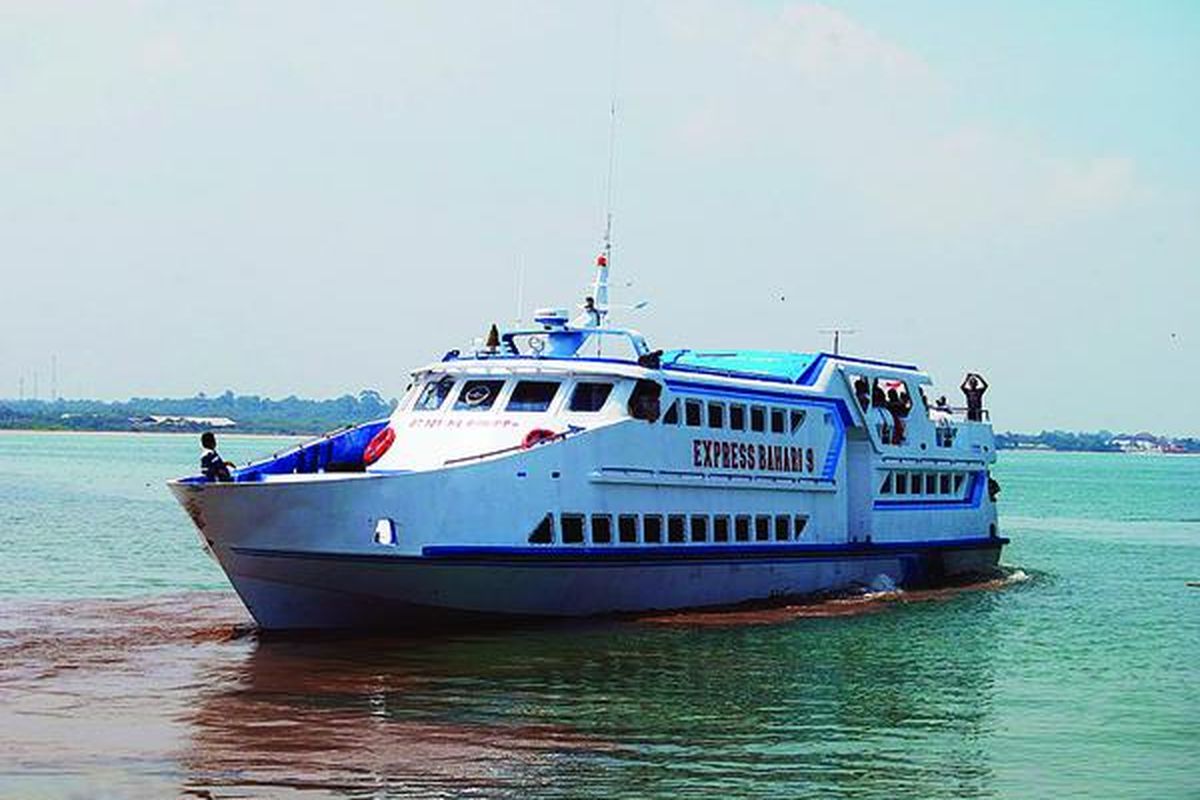Kapal Motor Express Bahari 9 diluncurkan di Pelabuhan Pantai Kartini, Kabupaten Jepara, Jawa Tengah, Jumat (23/3). Kapal cepat itu akan melayani rute Jepara-Kepulauan Karimunjawa setiap hari.