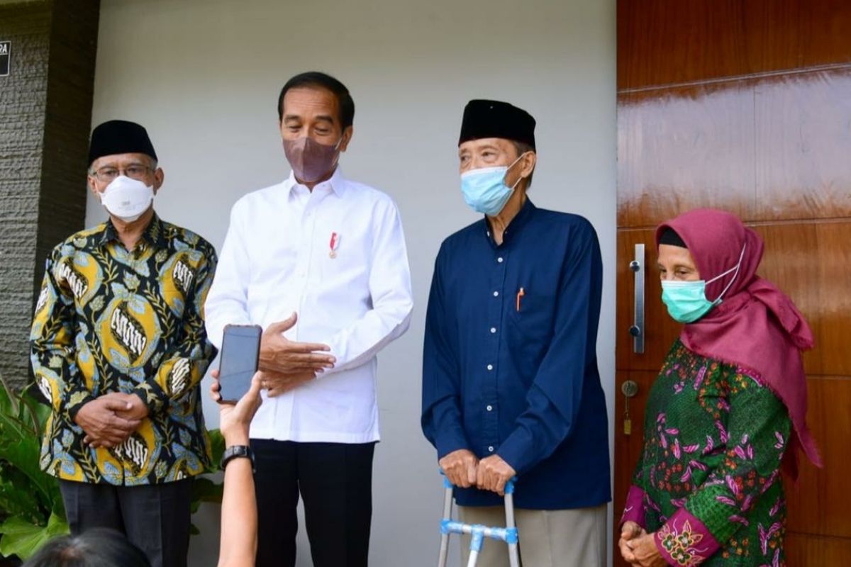 Presiden Joko Widodo saat menjenguk mantan Ketua Umum PP Muhammadiyah Ahmad Syafii Maarif atau biasa disapa Buya Syafii di kediamannya di Kabupaten Sleman, pada Sabtu (26/3/2022).