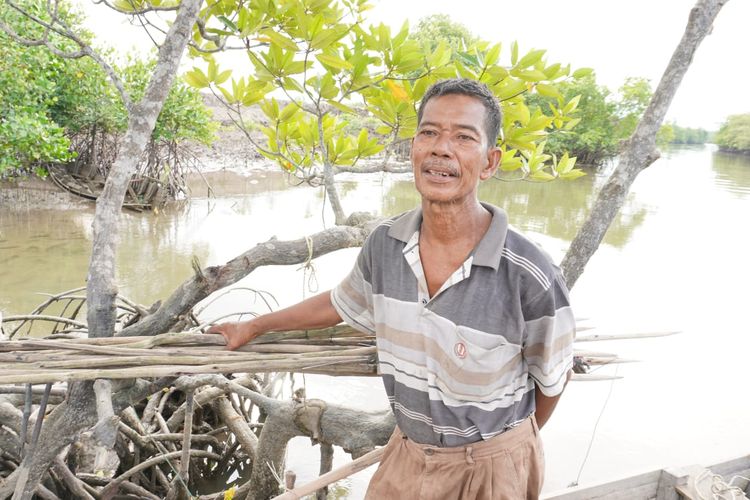 Sazali Sinaga (62), nelayan tradisional di Desa Sei Siurm Kecamatan Pangkalan Susu, Kabupaten Langkat yng merugi akibat alih fungsi hutan mangrove. Menurutnya, pembukaan lahan untuk kebun kelapa sawit berpengaruh pada hasil tangkapannya yang semakin menurun.