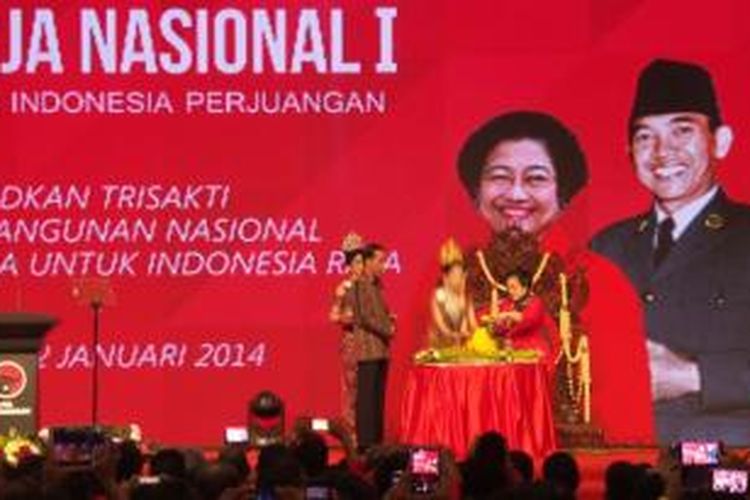 Ketua Umum PDI Perjuangan Megawati Soekarnoputri memotong tumpeng disaksikan Presiden RI Joko Widodo dalam pembukaan Rakernas PDIP, Minggu (10/1/2016).