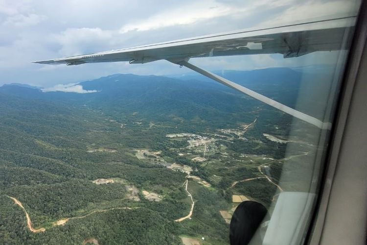 Dataran tinggi Krayan, Kalimantan Utara dilihat dari atas pesawat perintis yang ditumpangi tim KOMPAS.com, Senin (14/8/2023).