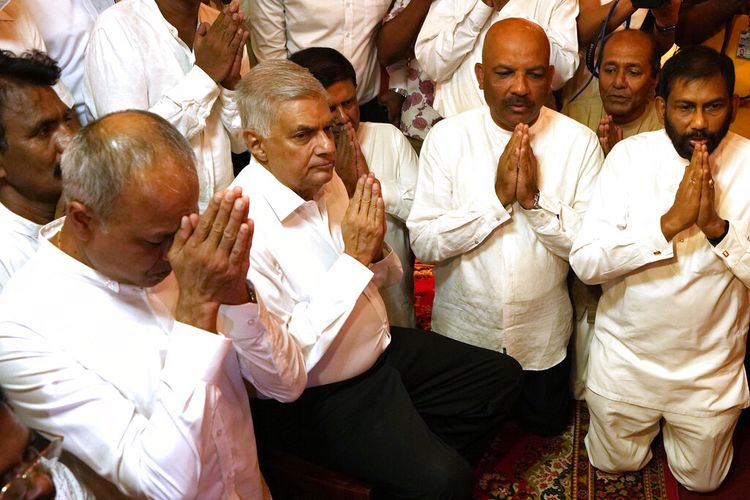 Perdana Menteri baru Sri Lanka Ranil Wickremesinghe, kedua kiri, mengambil bagian dalam perayaan keagamaan di sebuah kuil di Kolombo, Sri Lanka, Kamis, 12 Mei 2022.