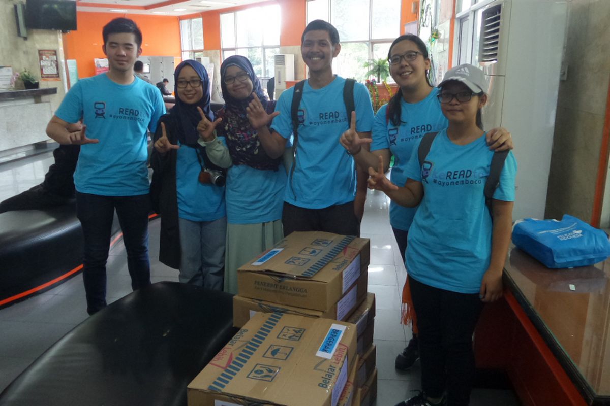 Sejumlah komunitas baca di Jakarta manfaatkan kebijakan penggratisan pengiriman buku setiap tanggal 17 setiap bulannya melalui PT Pos Indonesia, Sabtu (17/6/2017)